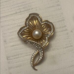 Vintage Signed TRIFARI Brooch Center Pearl W/Clear Rhinestone Edging 2.3/4"